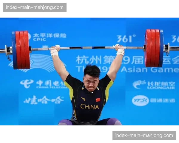 突发状况:男子96公斤级比赛因一位选手杠铃脱手砸坏台面而暂停 突发状况:男子96公斤级比赛因一位选手杠铃脱手砸坏台面而暂停