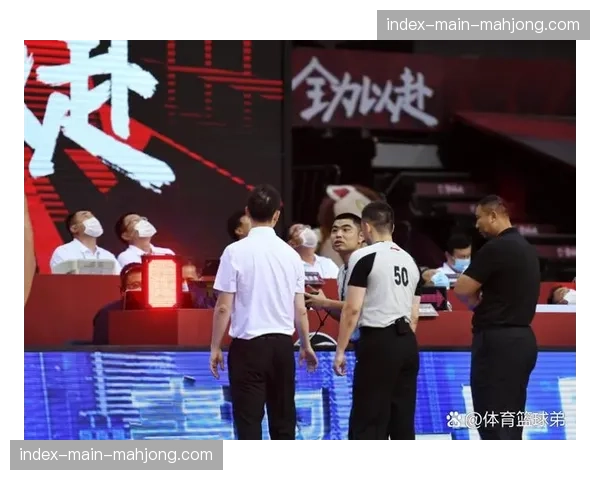 比赛因球迷投掷杂物中断10分钟，主裁判警告可能取消比赛