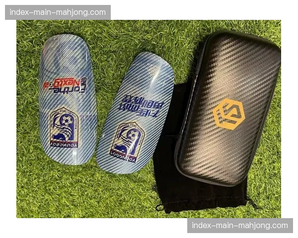 球员护腿板内置传感器收集碰撞数据，用于赛后医疗评估与比赛分析